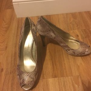 Gorgeous gold heels 👠